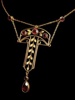 Secesní náhrdelník s almandiny Secesní náhrdelník s almandiny