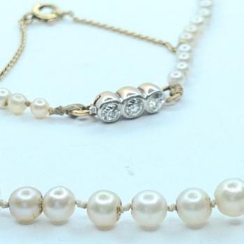 Perlový náhrdelník se zlatým zapínáním a brilianty Perlový náhrdelník se zlatým zapínáním a brilianty