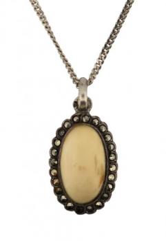 Řetízek s přívěskem - oválek lemovaný markazity Řetízek s přívěskem - oválek lemovaný markazity