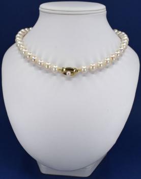 Perlový náhrdelník se zlatým uzávěrem